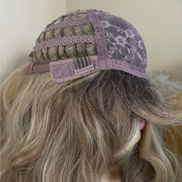 Platinum honey ash blonde wavy wig with bangs - Picture 5 of 6